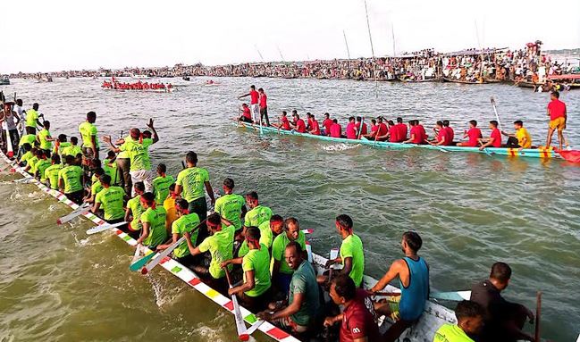 বৈঠার ছন্দে মুখর নিকলী হাওর, নৌকাবাইচ দেখতে মানুষের ঢল