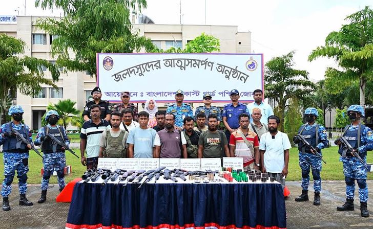 সুন্দরবনে নানা ভাই বাহিনীর প্রধানসহ ১২ ডাকাতের আত্মসমর্পণ