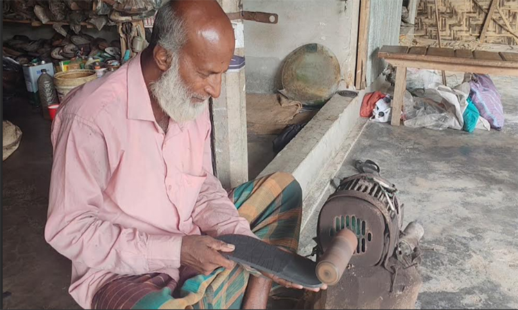 কারখানা নয়, ছোট দোকানেই তৈরি হচ্ছে মানসম্মত জুতা