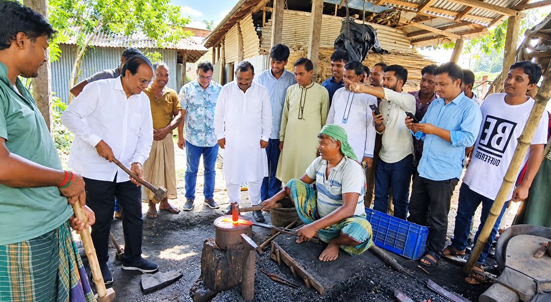 কামারের কাজ ভাগ করে নিলেন আসাদুল হাবিব দুলু