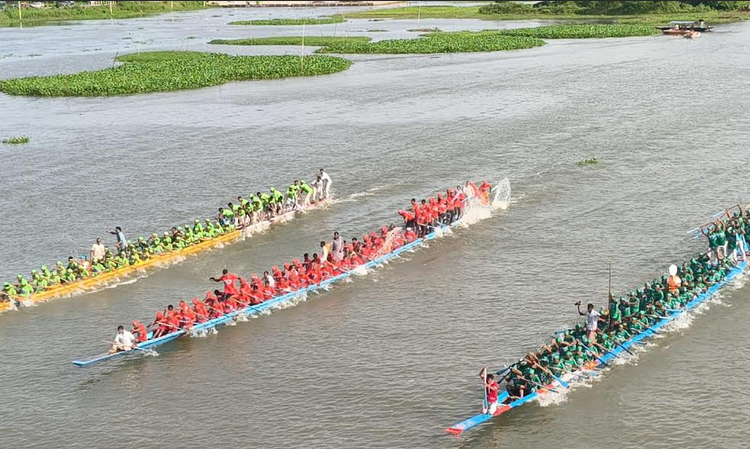 ব্রাহ্মণবাড়িয়ায় নৌকা বাইচ দেখতে তিতাস পাড়ে দর্শনার্থীদের ভিড়